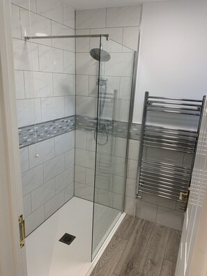 Ensuite walk in shower