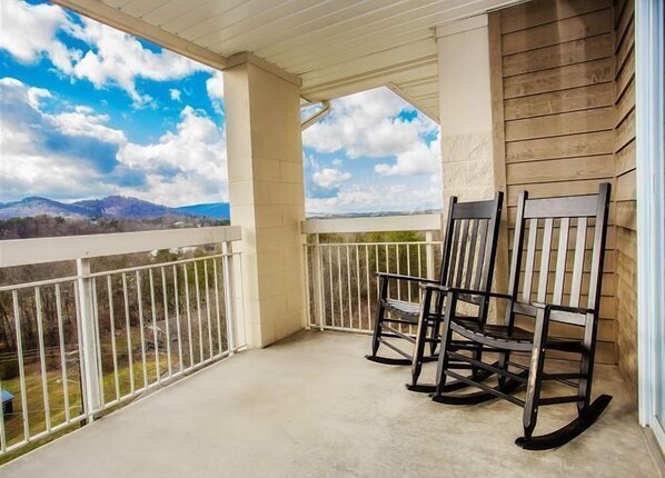 Welcome to Smokin Views Whispering Pines 651