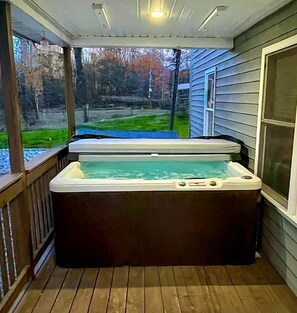 Indoor spa tub