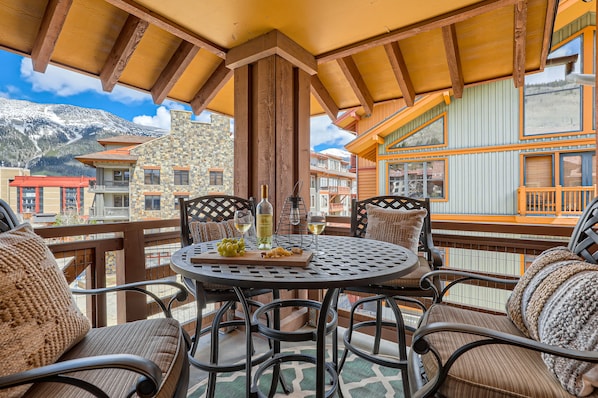 Steps to Ski Lifts, Luxury Condo, Oversized Deck, Views & Hot Tub.