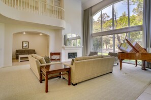 Living Room | Smart TV | Fireplace | Central Air Conditioning/Heat