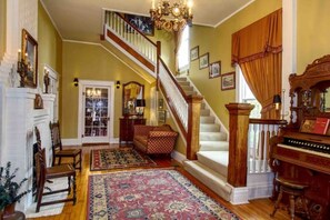 Entry hall with (nonworking) pump organ and digital baby grand piano 