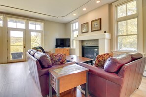 Living Room | Smart TV | Gas Fireplace