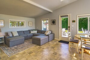 Living Room | Open Floor Plan | Single-Story Home | Central A/C | Free WiFi