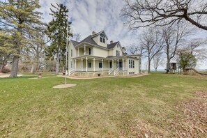 Exterior | 2.5-Acre Property | Lakefront