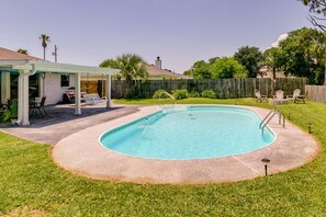 Shared Backyard | Pool (3'-6') | Gas Grill | Fire Pit