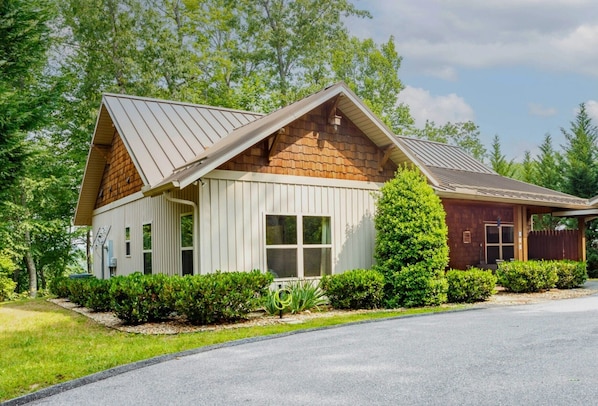 Welcome to River Bluff Cabin! The area is quiet and everything is on one level.