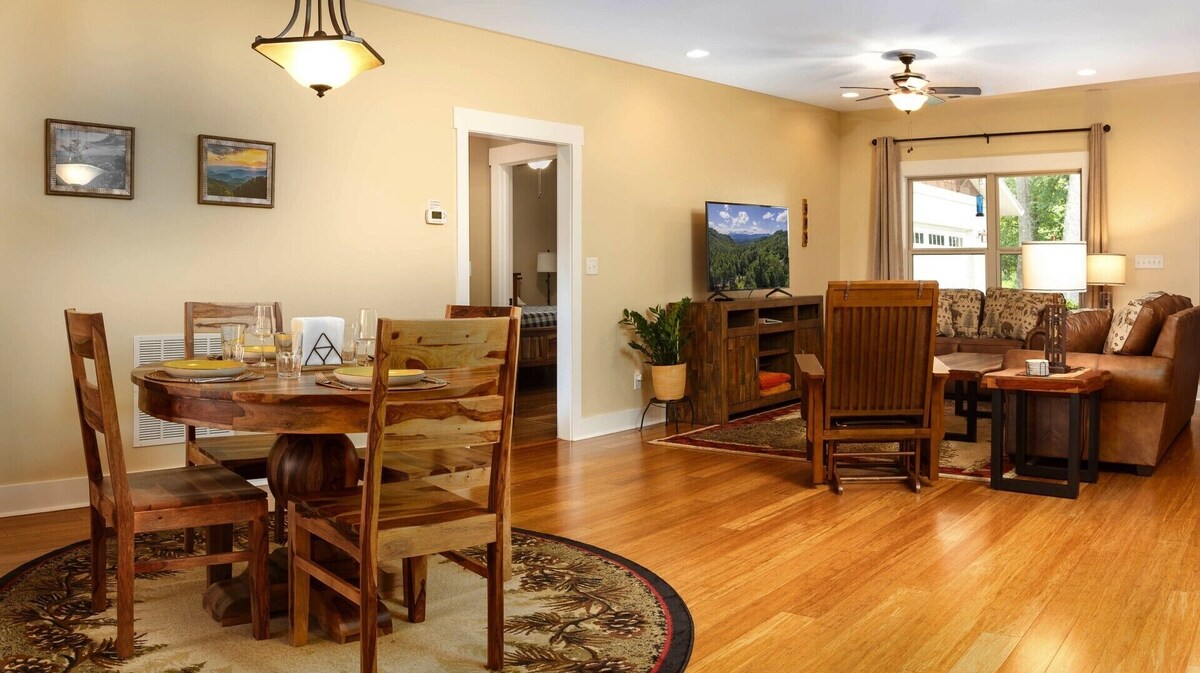 Feel right at Home – Private but Prime Location w/ Amazing Views & 2 King Beds