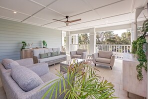 The generous balcony is a peaceful outdoor escape featuring comfortable seating and a mounted TV. Enjoy your morning coffee with views of the golf course, or unwind in the evening with your favourite show in the fresh air.