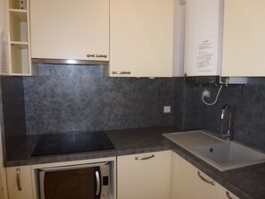 Countertop, Eigentum, Zimmer, Sinken, Fliese, Cabinetry, Küche, Möbel, Wand, Braun