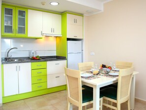 Möbel, Interior Design, Küche, Countertop, Cabinetry, Flooring, Zuhause, Fussboden, Wohnung, Zimmer