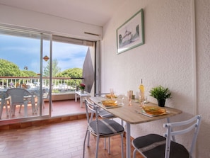 Table, Meubles, Propriété, Chaise, Ciel, Plante, Bois, Design Intérieur, Plante D'Appartement, Immobilier