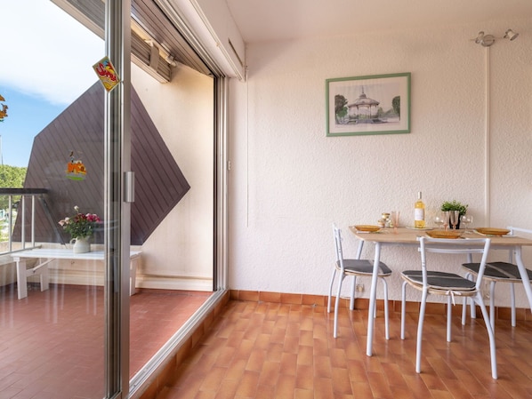 Propriété, Meubles, Table, Design Intérieur, Bois, Architecture, Sol, Sol, Cadre, Mur