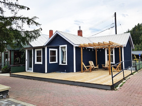 Have this cozy, stylish cottage all to yourself!