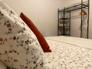 Bed,Photo of the whole room