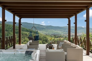Amenities, Autumn, Building Exterior, Garden, Hot Tub, Spring, Summer