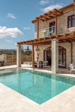 Stimulating pool surroundings. 