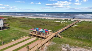 Rental includes beachclub fees, allowing access to the Seahorse Recreation Area.