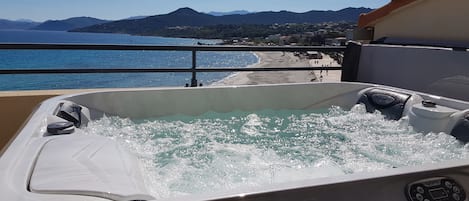 Bañera de hidromasaje al aire libre