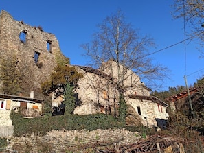 maison à droite aux volets rouge