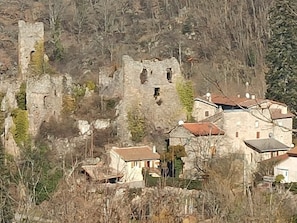 maison avec les tuiles  noir