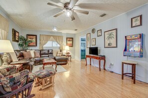 Living Room | Flat-Screen TV | Central Air Conditioning/Heat