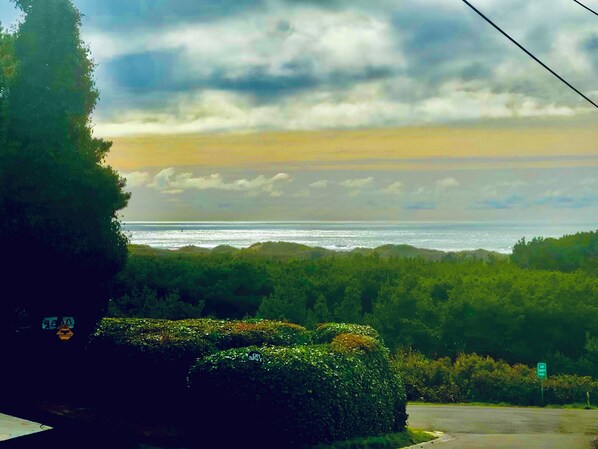 Ocean views and sounds from top deck with slight zoom.