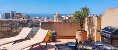 Roof terrace with dining area