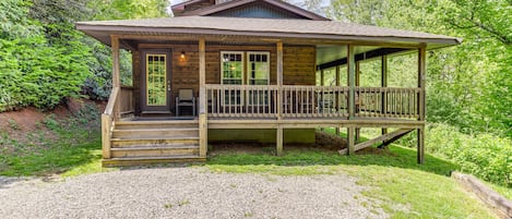 Maggie Valley Vacation Rental | 1BR | 1.5BA | Stairs to Access | 1,170 Sq Ft