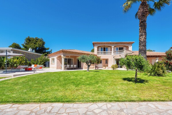 Villa Pitou, son jardin paysagé, sa terrasse, sa piscine chauffée...