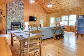 Dining Area | Dishware & Flatware Provided