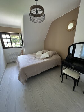 Chambre avec grand lit double
