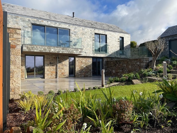 Side elevation and patio that faces the sea