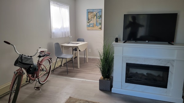 Cycle River paths or Nutana. Bistro table seats 4. Smart TV. Cozy fireplace. 