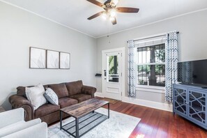Spacious Livingroom with pull out bed for addtional guests!