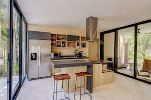 Fully equipped kitchen. Vitamix Blender, Breville Juicer, Coffee Maker etc.