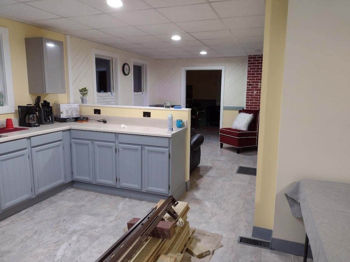 Showpiece 1 BR Apt, Nice Kit, Laun, LR, Office. Brand new everything. A WOW!