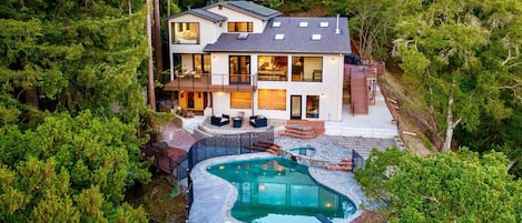 Luxury Private Estate with Pool, Hot Tub, Sauna, and BBQ Close to Santa Cruz