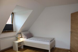 Ferienwohnung mit zwei Balkonen-Schlafzimmer mit  2 Einzelbetten