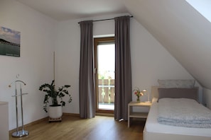 Ferienwohnung mit zwei Balkonen-Schlafzimmer mit  2 Einzelbetten