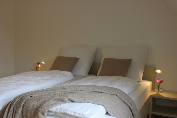 Ferienwohnung mit zwei Balkonen-Schlafzimmer mit Doppelbett