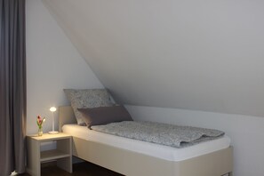 Ferienwohnung mit zwei Balkonen-Schlafzimmer mit  2 Einzelbetten