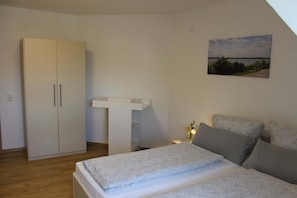 Ferienwohnung mit zwei Balkonen-Schlafzimmer mit Doppelbett
