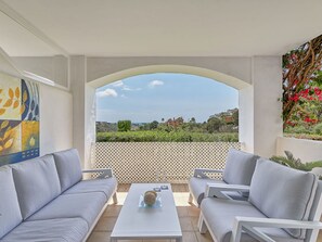 Möbel, Eigentum, Couch, Tabelle, Gebäude, Himmel, Pflanze, Schatten, Interior Design, Komfort