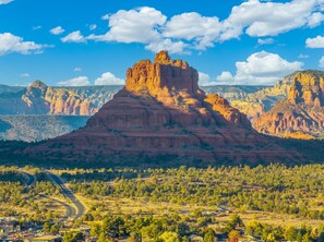 Bell Rock views throughout home and only a 7min drive to the trailhead!