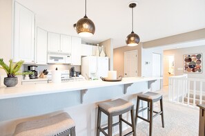 Make meal preps a breeze in the beautifully designed kitchen countertop.