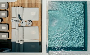 An overview of the sublime pool with swim-up beds. 