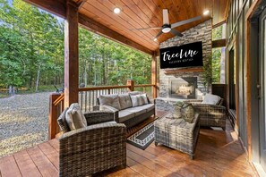 Relax in comfort by the outdoor fireplace, nestled in the tranquil setting of the woods. This spot is ideal for spending cozy evenings with family and friends.