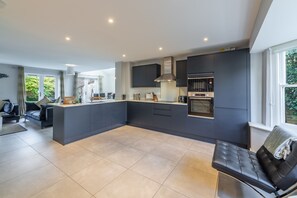 Ground floor: Well-euqipped kitchen