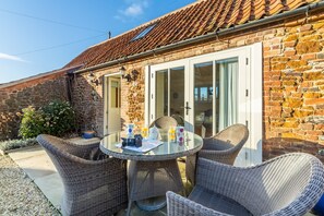 The Little Barn, Ringstead: Outside dining area